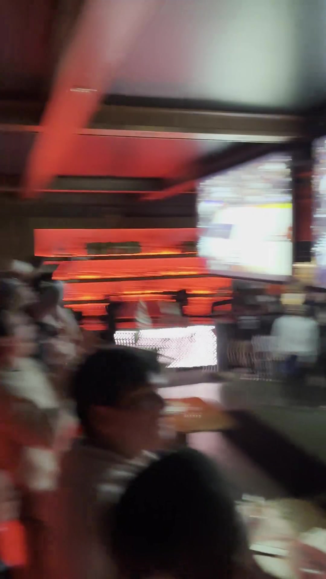 时隔5年重返季后赛一批开拓者球迷在酒吧内开心庆祝